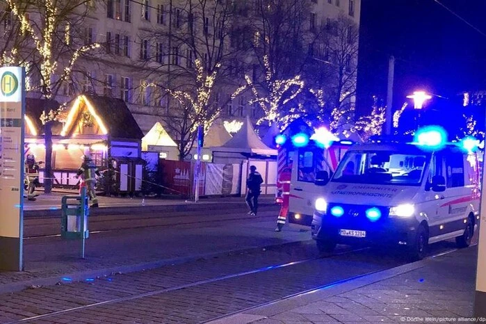 In Deutschland fuhr ein Auto in eine Menschenmenge auf einem Weihnachtsmarkt: Dutzende Verletzte