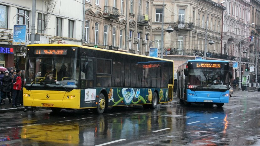 Стара жінка на автобусі