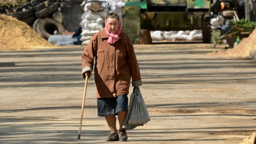 A Ukrainian pensioner awaits indexed pension