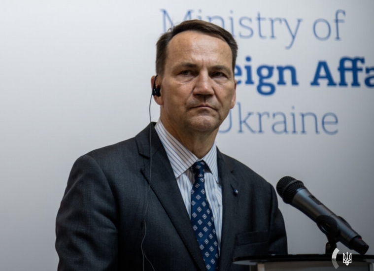 Sikorski schlägt Änderung des Mechanismus für Sozialleistungen für ukrainische Flüchtlinge in Deutschland vor