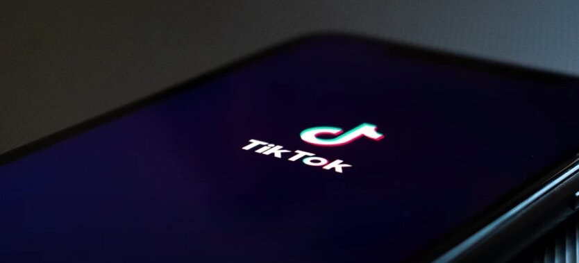 Логотип TikTok на фоне логотипа Microsoft