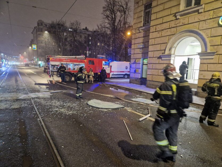 Полум'я поглинає будівлю пошти в Москві