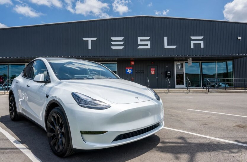 Перевантажена розетка з вилітними Tesla авто