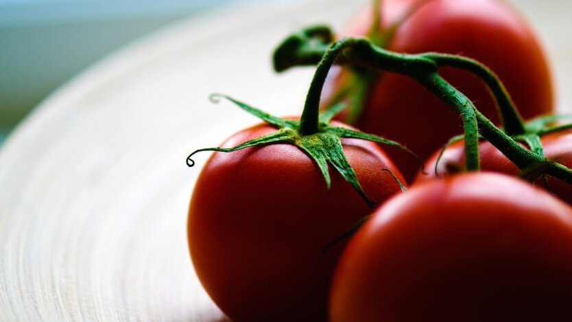 Tomaten sind im Januar teurer geworden: Wie viel kosten sie bei Megamarket, Novus, Metro und Auchan