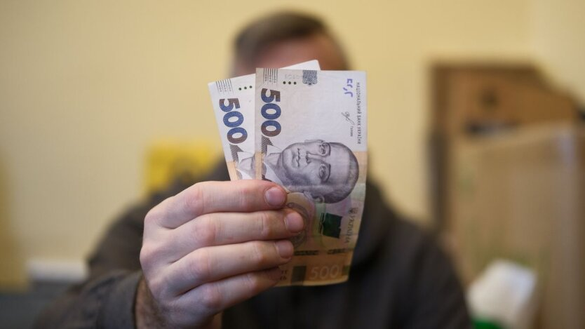 Ukrainer werden gezwungen, die '1000 von Selenskyj' zurückzugeben: bei wem das Geld genommen wird