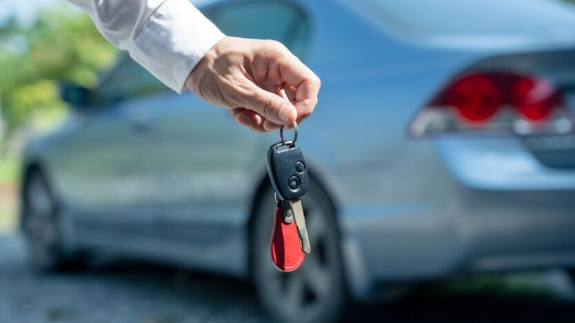 Image of a car with a discount sign