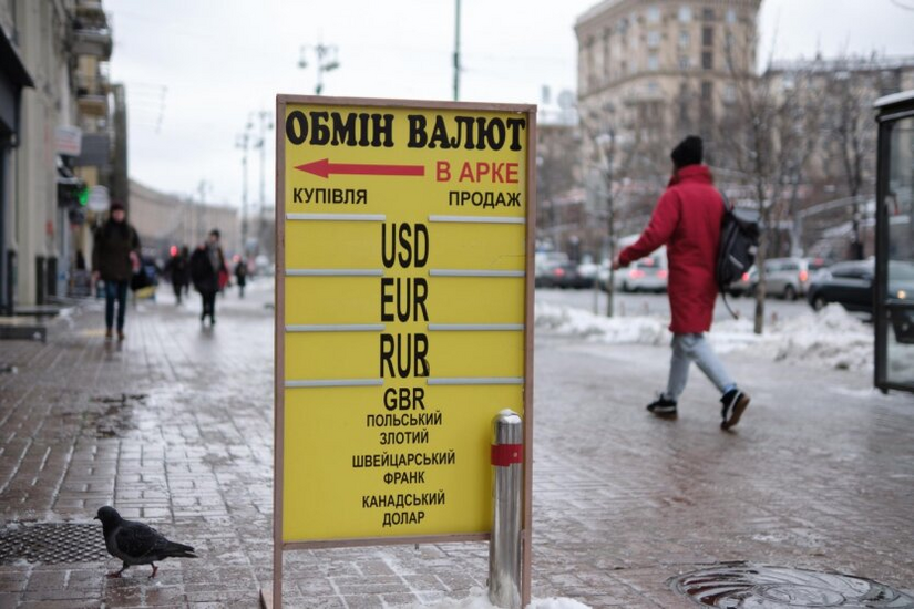 Скільки коштує валюта в приватних банках