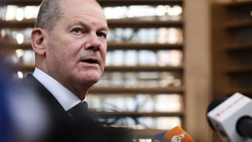 In the photo, Scholz explains the reason for opposing the deployment of peacekeepers in Ukraine