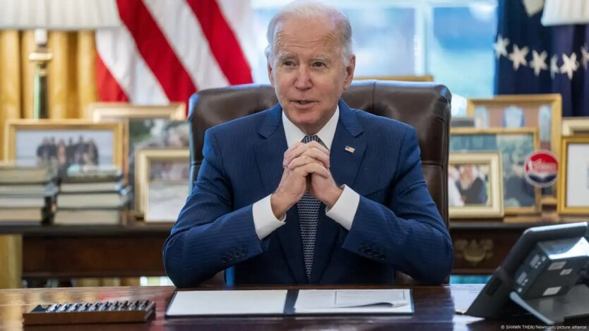 Biden signs a document on aid to Ukraine