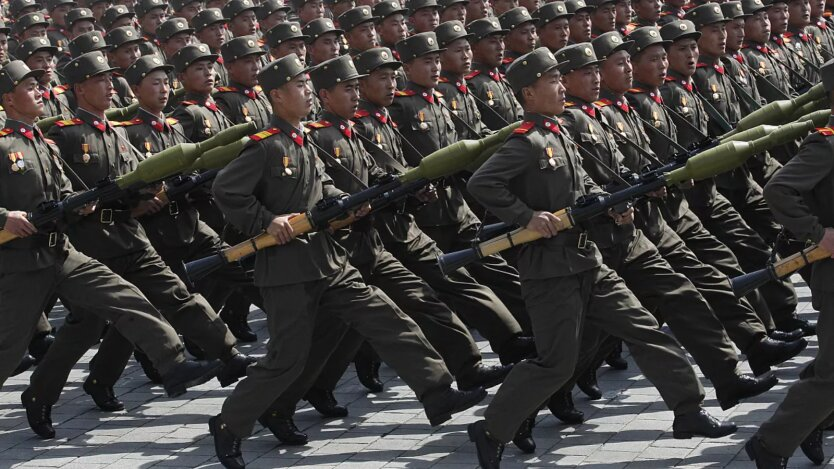 Image: North Korean and Russian soldiers