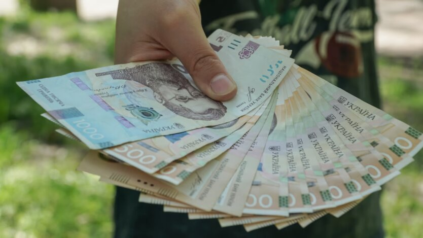 Who receives the highest salary in Ukraine