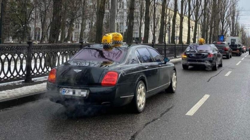 Старий пан на задньому сидінні