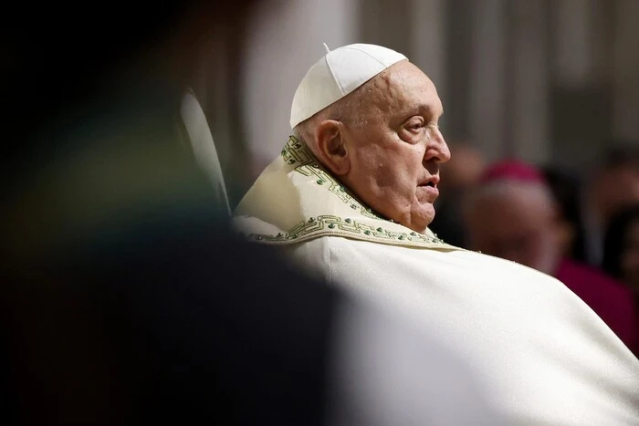 Pope Francis in the hospital, praying for Ukraine