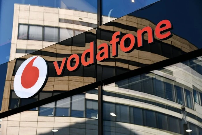 Логотип Vodafone на тлі іншого оператора