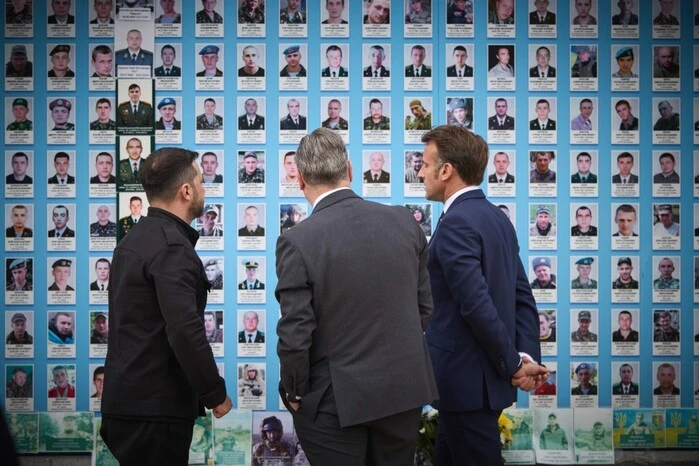 Zelensky, Macron, and Starmer walk in Kyiv