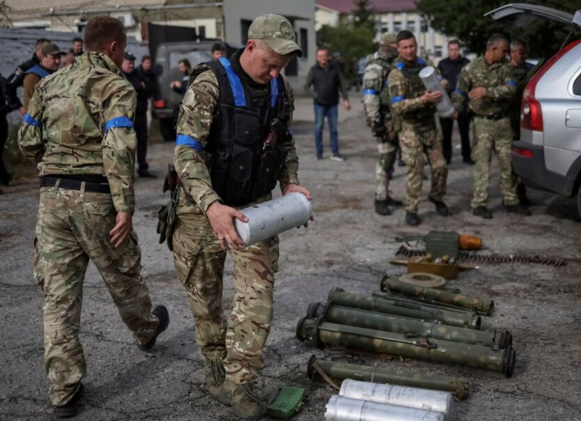 Бойовий вертоліт над прапором України