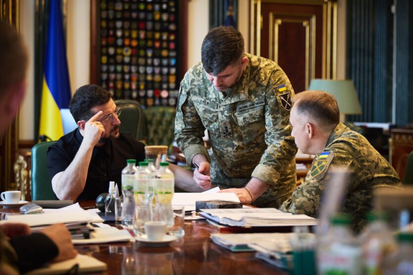 Зеленський провів нараду з військовими: ключові напрямки фронту та виробництво дронів