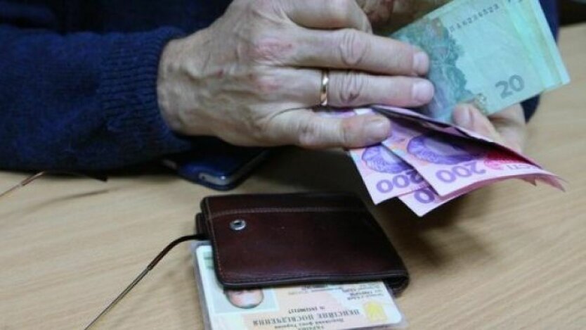 Ukrainian pensioner receives pension