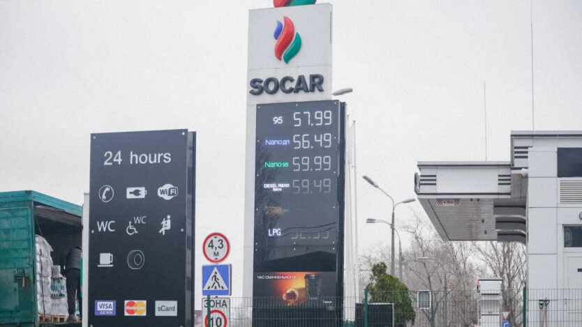 Łabędź, rak i szczupak na stacji: ukraińskich kierowców czeka niespodzianka na stacji benzynowej