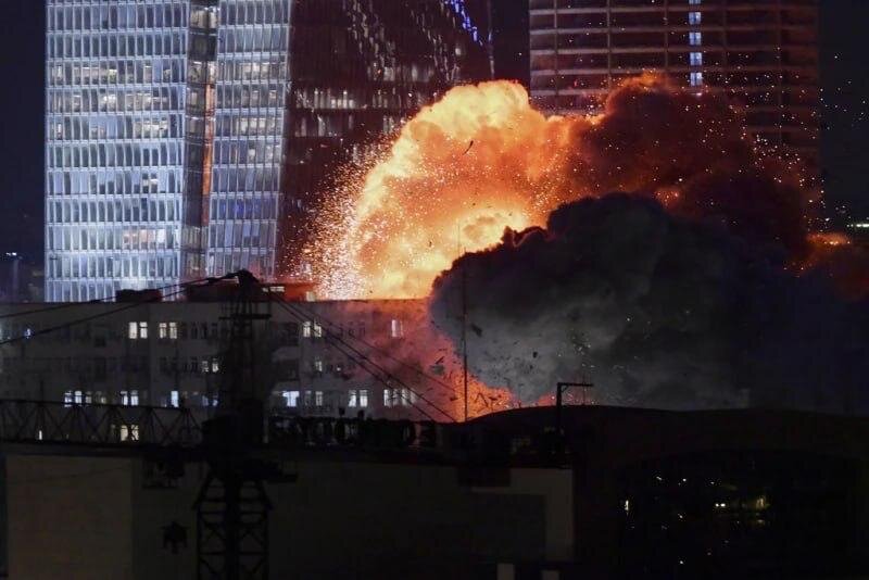 Iran zaatakował Izrael setkami rakiet balistycznych, wiadomo o 7 trafieniach w Tel Awiwie.