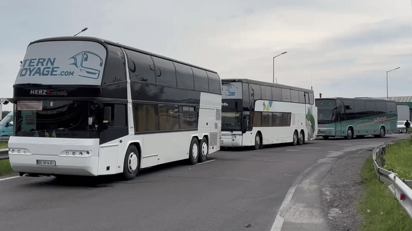 На одном из КПП на границе ограничат пропуск автобусов — причины