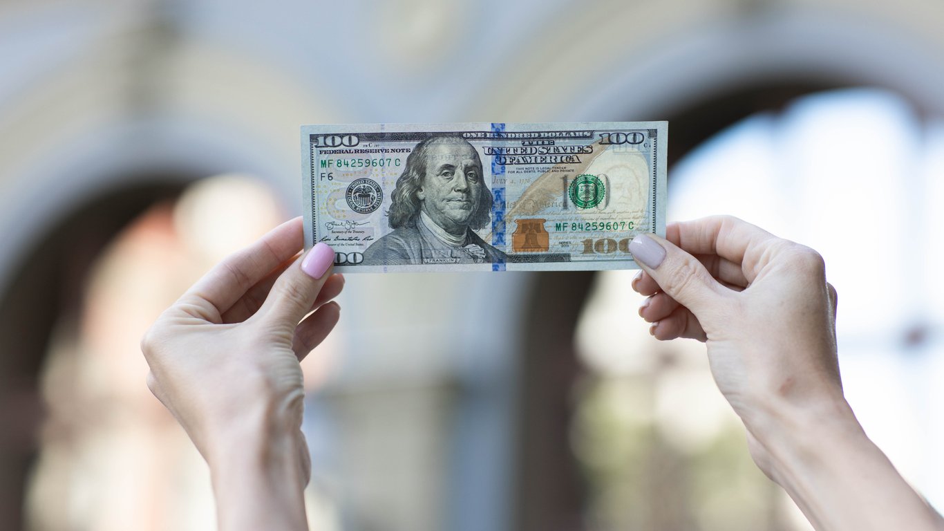 Dollar-Nominierungen - welche ausländischen Banknoten sollten in Wechselstuben genommen werden
