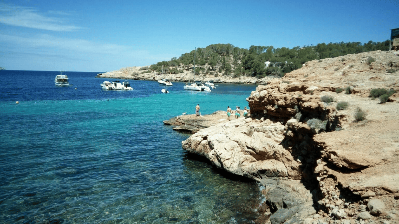 Najlepsza plaża w Hiszpanii z czystymi i spokojnymi wodami