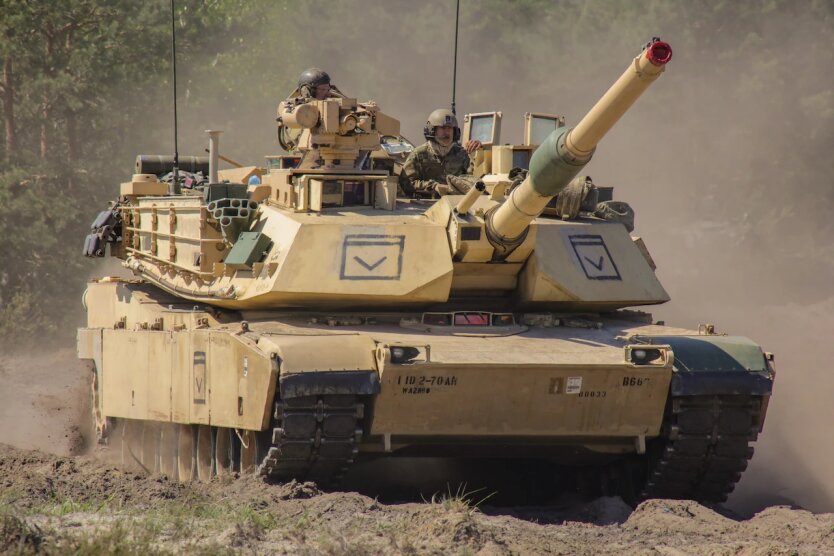 Танк Т-72 розташований поблизу американського танку Abrams