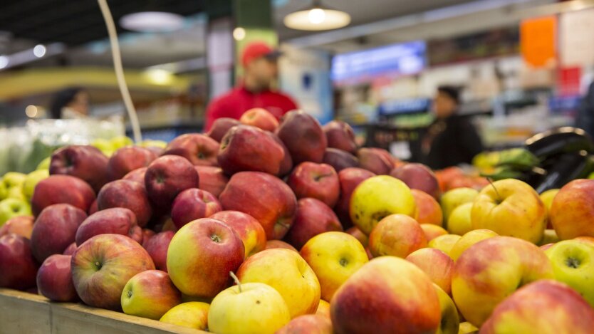 Apples at Metro, Auchan, and Novus