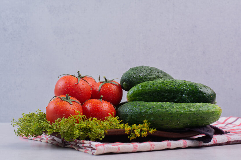 Ceny warzyw spadają: ile kosztują ogórki i pomidory w supermarketach